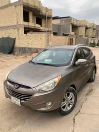 سلام علكبم توكسان موديل ١٢ امريكي  بيه فقط جملغ صبغ محرك ٢٠٠٠دوش  ماشى...