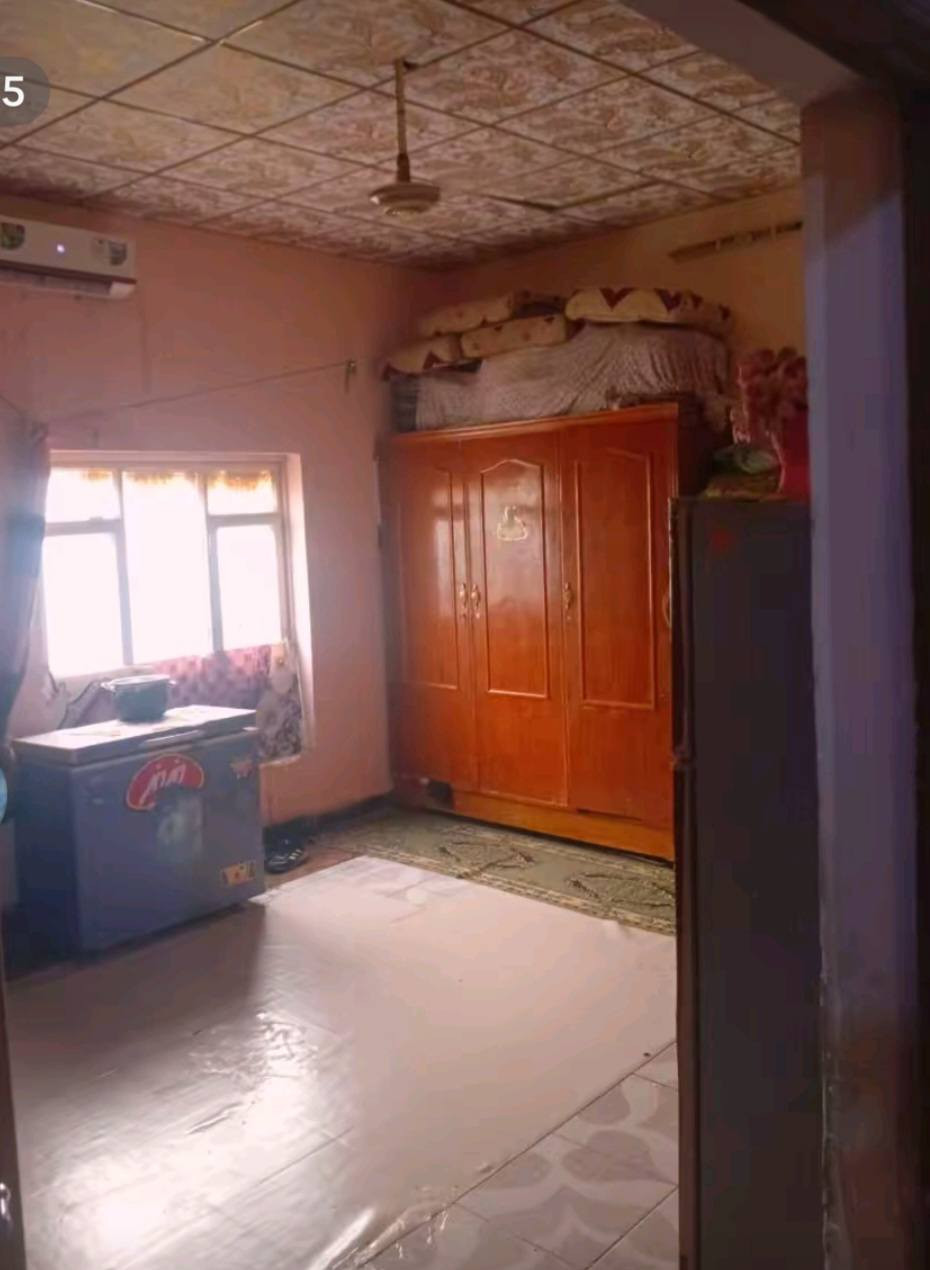 السلام عليكم 
بيت للبيع بناء كله طابوك المساحه 435 العنوان شط العرب الفيروزيه عالشارع العام السعر 120 وبيه مجال 
البيت متكون من 3 غرف و موزع غرف و هول و دوانيه و مطبخ و 4 صحيات و حديقه و مناور داير مداير البيت و مساحه وره البيت و كراج و يوجد جميع الخدمات مدارس و أسواق ومنطقه هادئه
*********** واتساب
