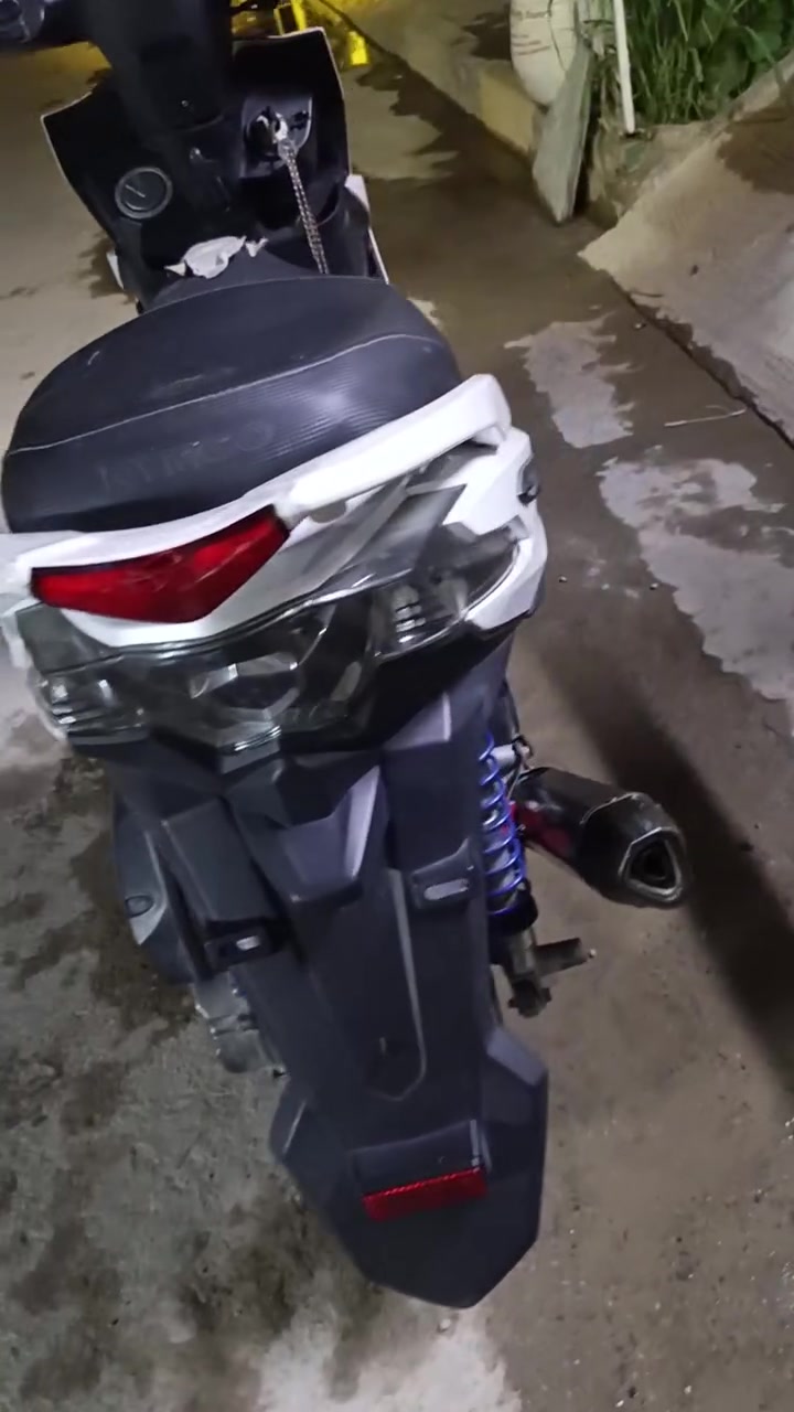 سلام عليكم 

دراجة كامكو جيل 6 كوري 🇰🇷

لون أبيض 🤍

لون الويل 💙

مكفولة مكينة و شاصي وكشر
 
محرك 150cc

كهربائيت كامل سلف لايت بك لايت اشايىر

دراجة اي نقص ما بيها

 السعر 900 وبيها مجال ❤

 بغداد العنوان مدينة الصدر 

للاستفسار   ***********
