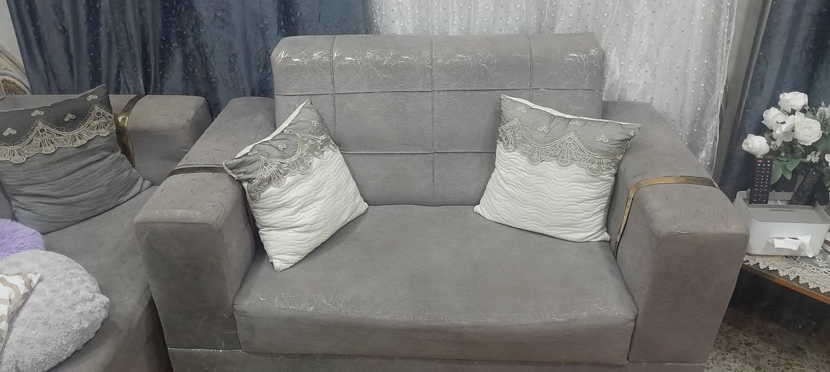 تخم عشر مقاعد للبيع نظيف مع البردات .


**إذا كنت صاحب هذا الإعلان وتريد حذفه لأي سبب، رجاءا أرسل رسالة إلى الدعم الفني**