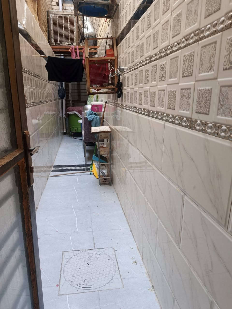 بسم الله الرحمن الرحيم
الدار للبيع طابو صرف بناء حديث مساحة مطلوب صندوق السكان 150متر وجه5 ونزال 30 يحتوي على 4غرف نوم وحده جوة 3فوك استقبال ومطبخ ومساحه درج صحيات عدد3 ومخزن وسطحين واحد جبير واحد صغير منطقة سويب قرب خالد ابو الخشاب شارع الديني الاستفسار واتساب *********** السعر172 بي مجال بسيط
