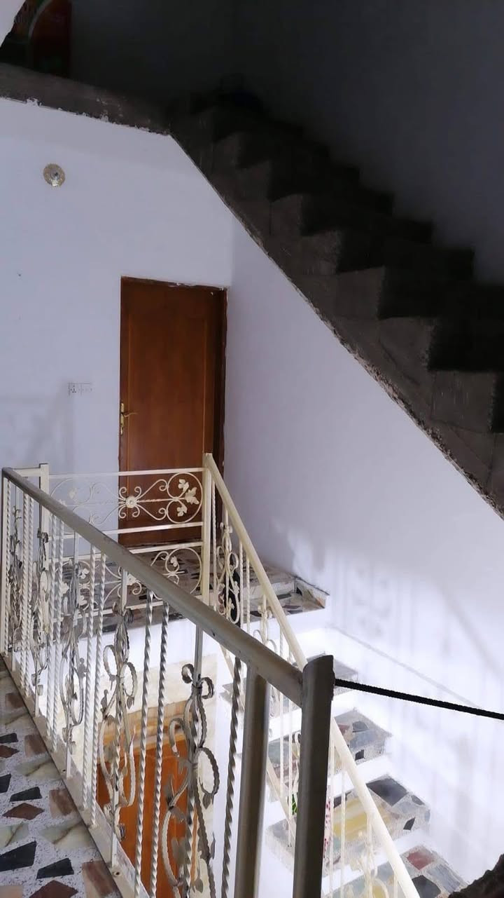 سلام عليكم بيت للبيع (رقم100 متر المعامله جاهزه مالته وبيه توقيع وزير) بناء حديث 2020 قاطين  البيت كونكريت جاهز من كل النواحي بنهاوند خلف البلديه ***********
