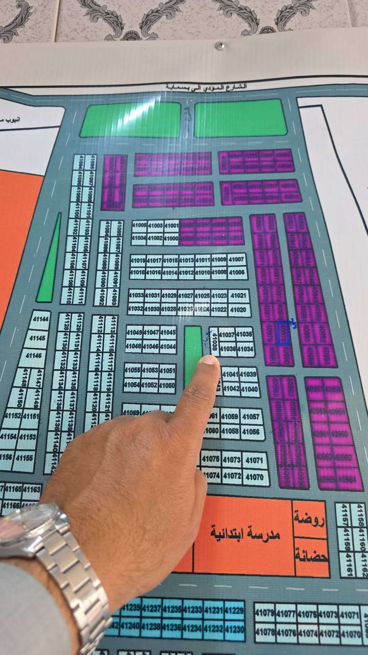 يتوفرقطعتين المساحه لكل قطعه ٣٠٠ للتصار *********** و***********
