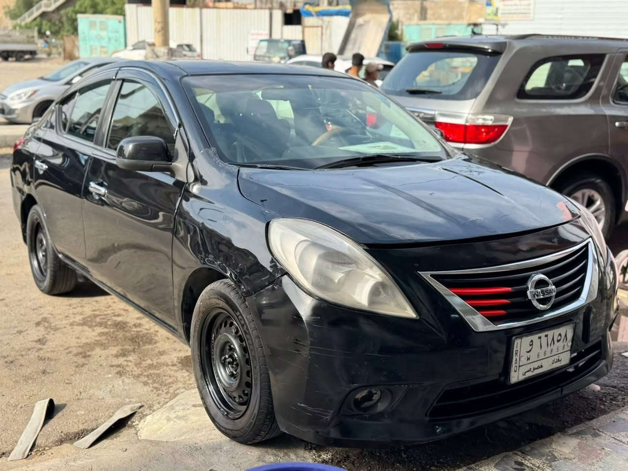 ياالله السلام عليكم نيسان فيرسا موديل ١٣
حادثه باب السياق وصار بيه جراد هنا ونصبغت صفحه ورجع ااجرااد سياره خير من الله كير 
محرك جديد بلكارتون تبريد ثلاجه ومجمده يعني فول صدر حداديه خير من االله ٦٦ وبيه مجال 
بيه نواقص بسيطه جدا جداجدا 
وتشلع عيوني مكاني بغداد الصليخ 

***********
