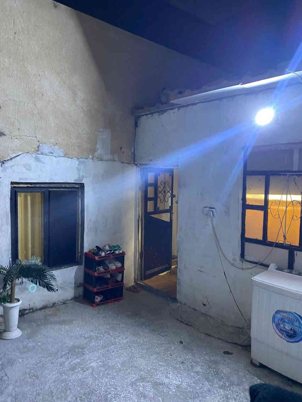 دار للبيع مساحة 110 طابو صرف  خلفية مدخل ٥متر وعرض 1متر يتكون من استقبال وصالة وغرفة نوم ومطبخ وصحيات مقابل البيت حديقة  الموقع كربلاء حي العامل المنطقة الرابعه يبعد 20 متر عن الشارع الرئيسي مال حي العامل للاستفسار الاتصال ***********
