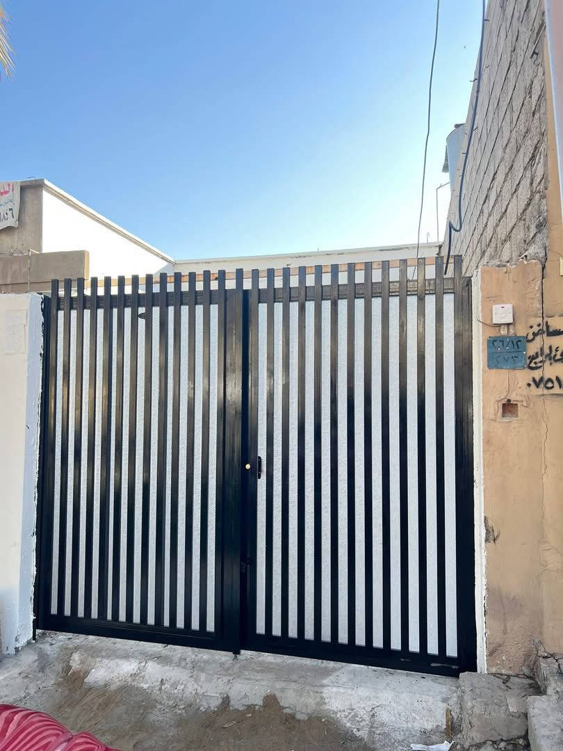 سلام عليكم بيت للبيع والاجار موقع مميز على الشارع العام الزنجيلي قبل المرطبات الصفار ***********سعر المتر مليون
