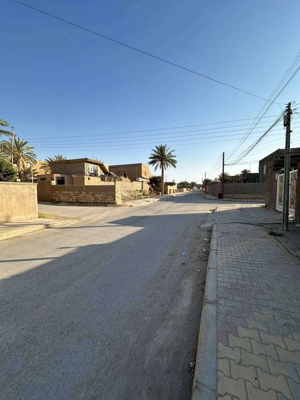 دار للبيع - حديثة منطقة السراي وادي الخمسة قرب مسجد السنة
يتكون الدار من طابقين 

 الطابق الأول
 ديوانية
- هول 
غرف نوم عدد  2
ممر داخلي
مطبخ + مخزن
حمامات داخلية وخارجية

الطابق الثاني 
غرف عدد 2 
مخزن سندويش 

بناء الطابق الأول حجر
بناء الطابق الثاني بلوك كبس

يحتوي على تأسيس منظومة كاميرات

ملاحظة
يتم بيع اثاث مع البيت 
سبالت عدد 7 
كيزر 
كاونتر قطعتين المنيوم 
سنك

جنس العقار طابو صرف - تنازل مباشر
المساحة الكلية 470 م

للاستفسار الاتصال على الرقم ***********
