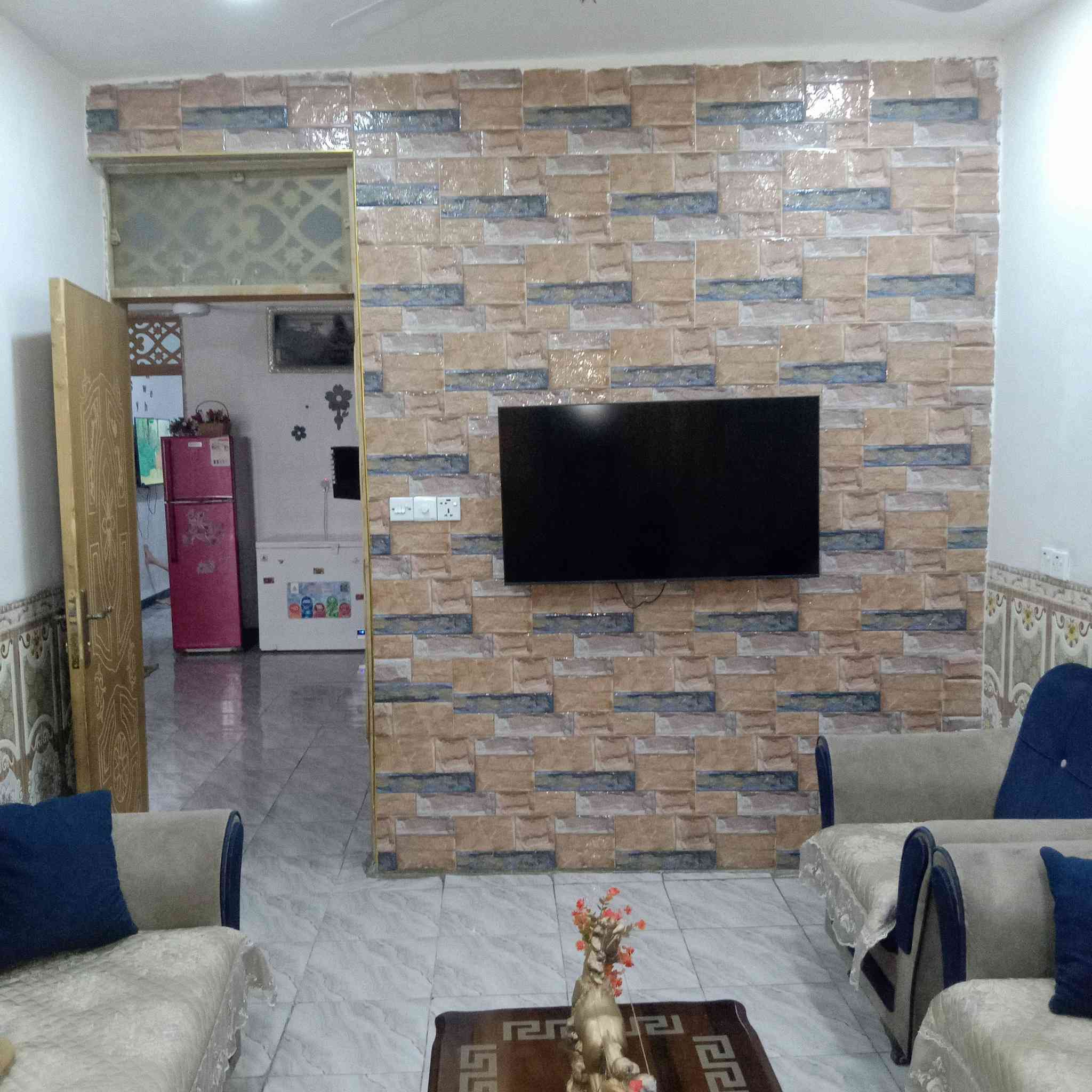 السلام عليكم من رخصه الادمن بيت للبيع في منطقه ابو درع أم الكبر والغزلان يتكون من استقبال وصاله ومطبخ وغرفة وصحيات المساحه ٩٨ الواجهه ٧ نهايه الفرع كهوه تعلوله مقابل حي الكوفه السعر ٦٥ وبي مجال الاتصال على الرقم *********** متواجد على الواتساب
