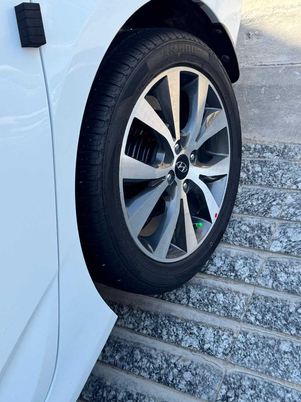 سلام عليكم 
هيونداي اكسنت موديل 2016
سيارة جديده كامله من كل شي ما بيع اي نقص 
تخم تاير جديد 
حداديه + تبريد كله كامل 
السعر 115$ وبيه مجال 
العنوان ناصرية 
رقم الهاتف ***********
