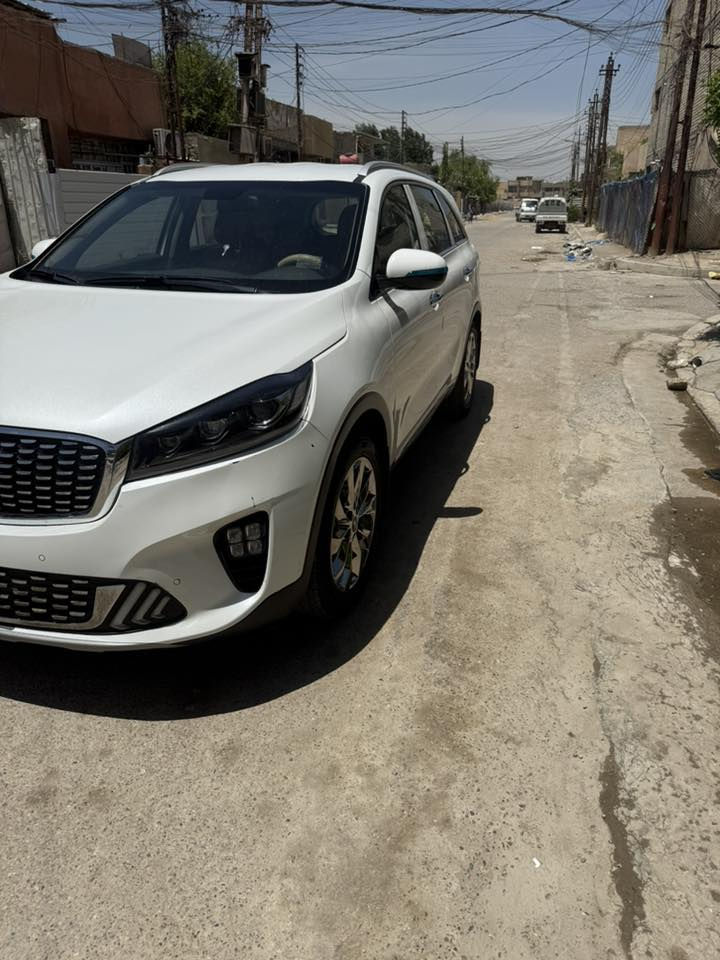 نص فول مواصفات 
_حجم محرك 6سلندر 
_تحكم ستيرن 
_يدات نيكل بلادي 
منظومه زنون بلادية 
_لدات امامي خلفي 
_مري جانبيه شفط كهربائي 
_كشنات جلد بلادي 
_ بصمه ابواب 
_ أشاره ترحيب باليدات عند الاقتراب 
_كشنات كهرباء عدد 2 
_حساسات امامي وخلفي 
_لايت ثلاث عدسات بلادي 
_انظمه قيادة عدد 4
 _سبعه راكب 
_صندوق كهربائي 
_بردات خلفيه بلادي 
 _ويل ستيل حجم 20
– بيهه تخم تاير جيدي صيني
– باتري جديد
_ سياره ماشيه 82
مكان سياره  بغداد
– رقم بغداد انكليزي  الجديد
– السعر.  230 ورقة
رقم الهاتف ***********
