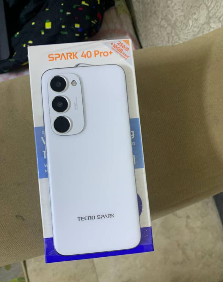 تكنو سبارك 40 برو بلس 
جديد  مكتف صارلة سبوعين
كامل ملحقات بالعلبة شاحن سريع + الشاحن الماك سيف
السعر 230  بي مجال  
عنواني بغداد -دورة
***********
