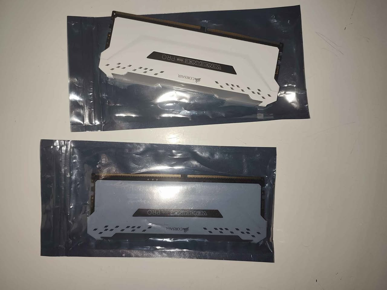 رامات ddr4 crossair 3600 
2*8 
متوفر ب اللون اسود والبيض
*********** موصل, نينوى
