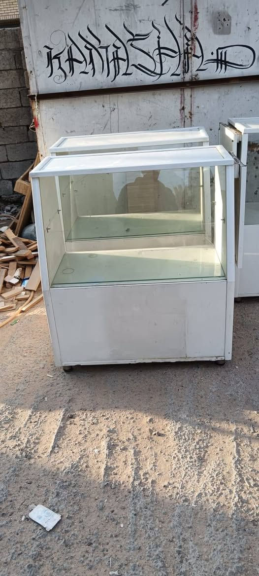 فاترينات للبيع يرهمن لهواي شغلات للعرض نضيفات
للاستفسار  مكان الكراده 
 خاص او ***********
