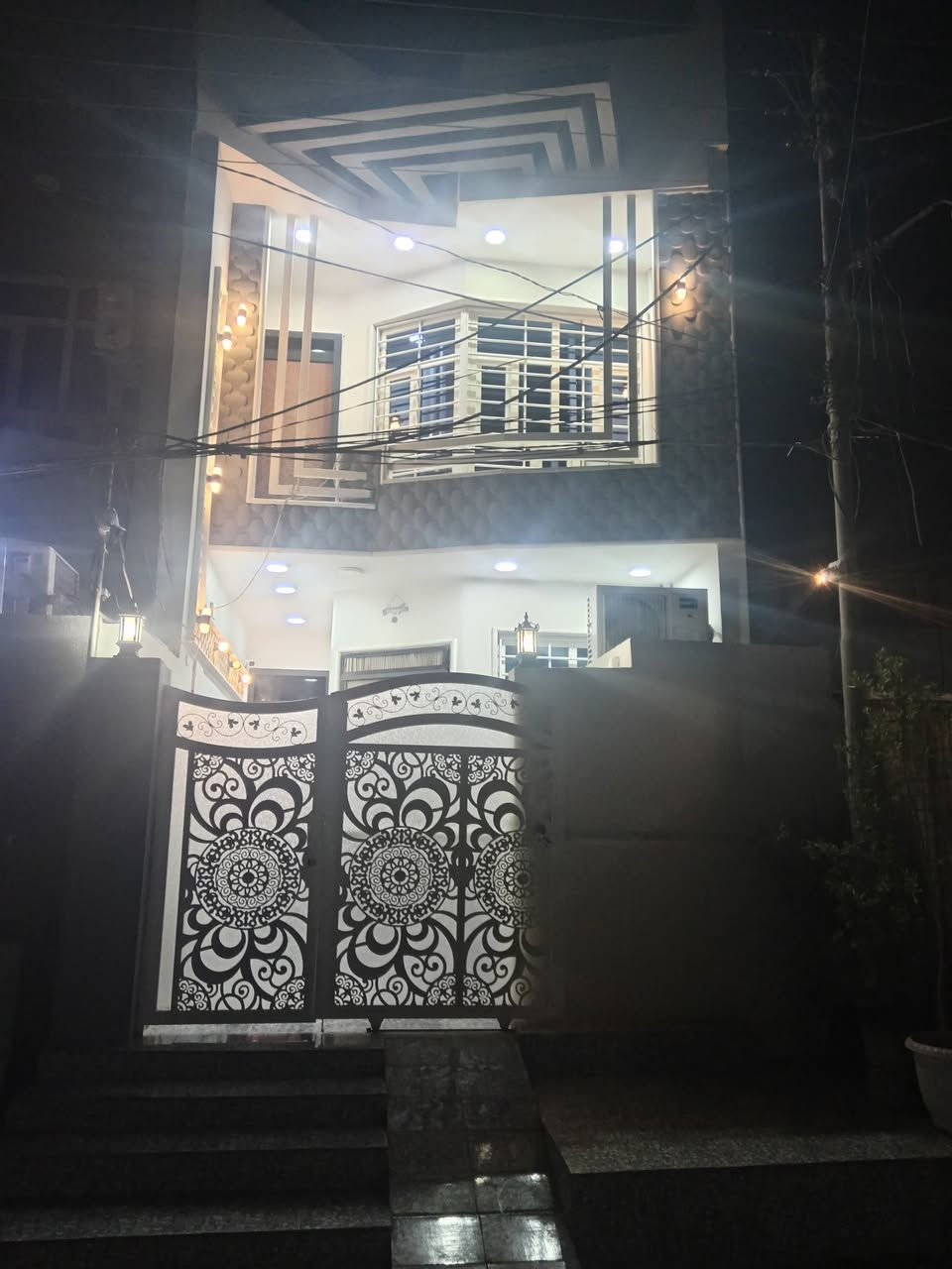 دار للبيع المساحة 100 م واجهة 5 نزال 20 طابو العنوان بعقوبة حي المصطفى قرب بيت محمود المنديل في الفرع؛؛ بناء درجة أولى كامل مواصفات رقم صاحب الدار (***********).
