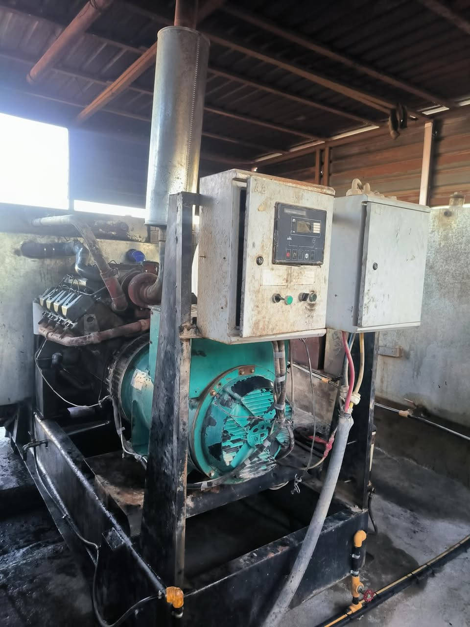 اسكانيا حجم ١٤٤/ ١٥/٠
٨/بستم كرنك ستندر 
بم ونوزل جديد مشتغله 
راديتر وانتر كولر جديد 
راس توليد ٤٠٠/ك
مابي اي نقص شرط تاخذ، حمل منه ١٠٠٠/امبير مكينه كهرباي 
فقط محرك بي خيط بوخار قليل
المكان الانبار الكرمه 
اتصال فقط ***********
السعر ١١٠ ورقه وبي مجال
