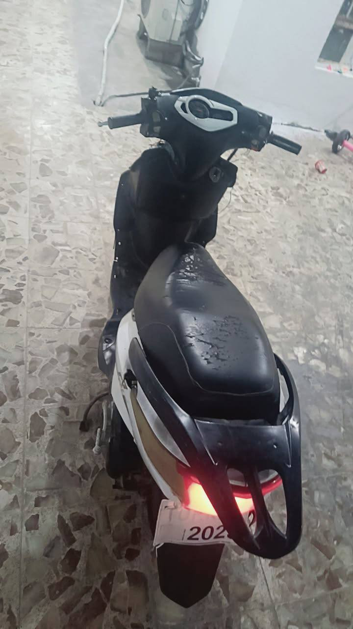 السلام عليكم 
دراجه للبيع سعࢪ 250 و بيها مجال بسـيط 
او مراوس ب ايراني
الدراجه نقصها كفر امام و قبغ هندر الدراجه حاليا تشتغل نكره سلف ما تعب بل تشغيل 
مكاني الصويره طريق المطار
للاتصال،***********
