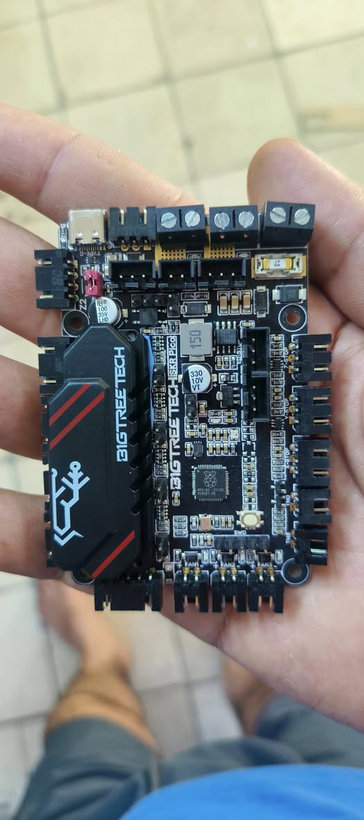 السلام عليكم ورحمه الله وبركاته 
بوردات ودرايفرات وطابعات وليزر وشاشات الامور كلها موضحه بالصور وموجوده اسعارهم 

الي ياخذهن كلهن اتساهل بالاسعار 
لان شويا مستعجل على بيعهم
التواصل خاص
او واتساب ***********
