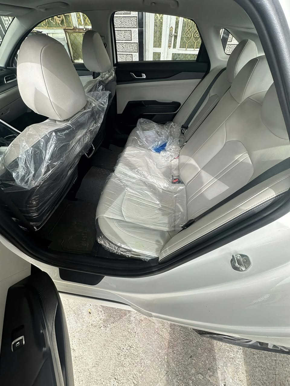السلام عليكم 

للبيع كيا K5 2023 لون ابيض  🤍

الممشى 60 ألف كم

خليجي وكالة NM / كفالة عامة
حالة ممتازة جداً

المواصفات:
محرك 2500  
كير أوتوماتيك
كاميرا خلفية
حساسات أمامي وخلفي
شاشة + Apple CarPlay
بانوراما
قطعتين تبريد 
تشغيل عن بعد 
بصمه 
مري شفط 
اشاير بالمري  
الكشنات الاماميه تدفئه 

السيارة نظيفة جداً وجاهزة بدون أي مصاريف رقم اسليمانيه بأسمي تحويل ثاني يوم 

السعر: 225 $ بيها مجال 
الموقع: بغداد
رقم صاحب السياره ***********
