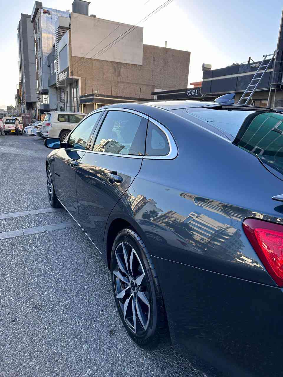 ايامكم سعيده وكل عام وانتم بخير 
من رخصه الادمن المحترم 
شفروليت ماليبو Rs وارد كندي موديل 2021   رقم سليمانيه بايمي تحويل وكاله مواصفاتها معروفه 
محرك 1500 تيربو كير CVT 
سبايدر خلفي مع دبل كزوز ويل 18 سبورت علامات وكتابات night colour 
بصمه تشغيل عن بعد
كشاف ليد مع اناره ثلجيه  
شاشه  apple car play وandroid conact  
كشن السائق كهرباء 
عدداد سرعه كيلو متر 
السياره جديده وليبل واحد بدون حادث الايرباكات  سليمه 
السياره بيها كلير دبل كوت بالباب مال صدر والجاملغ بدون ضرر واو معجون او حادث 
وكذلك رشه صبغ صغيره بحانب البنيد اثر شخط بالتحميل  
السياره كامله وحاهزه مابيها نقص ولا كلوب مشتغل  وبيها تخم تاير حديد والبطاريه   كذلك
السعر ١٣٥  للاتصال او واتس ***********  
السياره مابيها ضرر وعلى البلاد لتحسبها مثل رقم المعوقين او المتضرره وبيها حادث او تشتري منى وتدخل بيها حي صناعي
