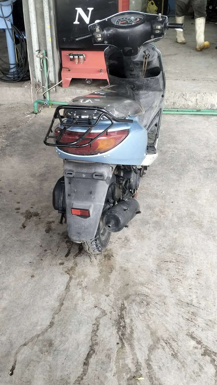 السلام عليكم 
للبيع ....دراجه بريز ياباني كابريتر 
الدراجه جديده ومال بيت كلشي ما ناقصها 
مكينه خير من الله تشتغل نكره الصبح 
تخم كفرات وكاله اصلي مكينه كفاله 
فقط باتري شويه تعبان وكلشي بيها شغال 
المكان...بغداد الراشديه مقابيل الحسينيه 
الهاتف/***********نمير
السعر /600وبيها مجاال
