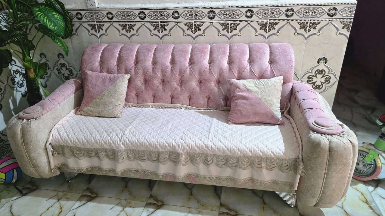السلام عليكم ورحمة الله وبركاته 
تخم تركي للبيع درجه اولى يتكون من 3قنفات و2كراسي 
للتواصل ***********
السعر 500وبيه مجال
