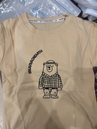 هاي بلوزة جميلة للأطفال لونها بيج مع تصميم دب لطيف وطبعة كتابية مائلة....