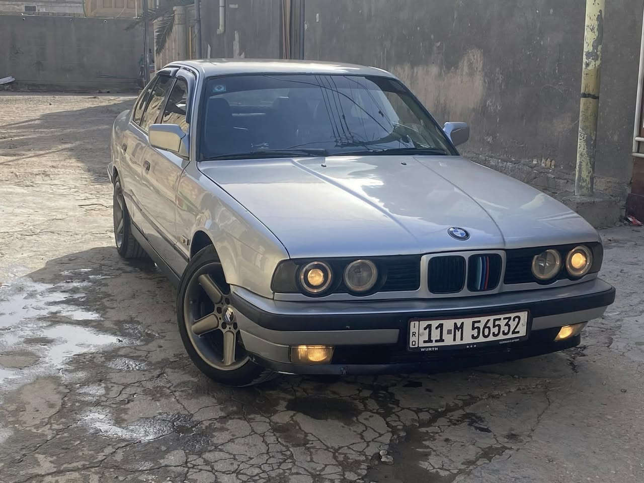 اللهم صل على محمد وال محمد 
سيارتي بي ام 525 للبيع نقد فقط 
السعر : 63 ورقة وبيها مجال بسيط 
كير ومحرك مسكر كفالة شرط تشك الكاع شك  حدادية امامي خلفي جديد تاير جديد سنتر لوك / لايت سوار والعالي زنون /شادلها شاشة وكامره ب 200 الف كهربائيات كلها شغالة تبريد امامي وخلفي شغال /السيارة بأسمي رقم دولي بغداد تحويل مباشر 
مكاني الناصرية رقم الموبايل ***********
