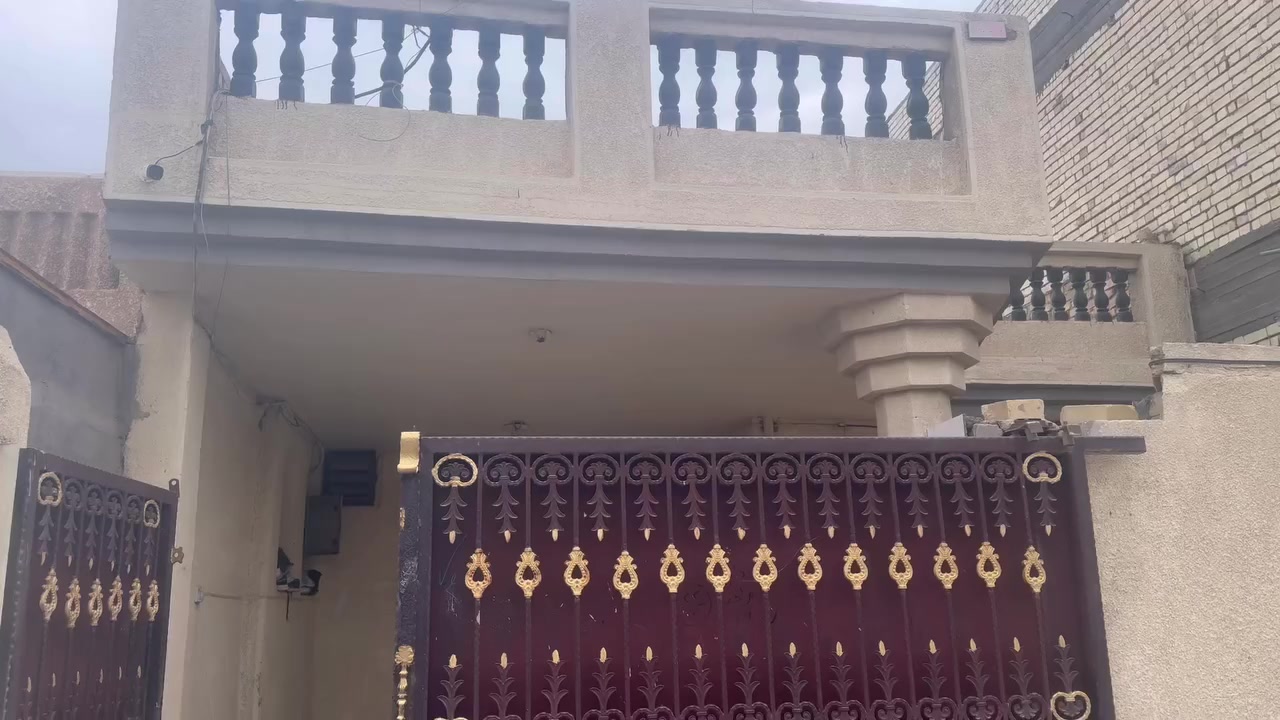 سلام عليكم بيت 150 متر منطقه حي بدر خلف الجامع  ارضيه ومجاري اقل السنه تم ترمميها وايضاً الجدران السعر 150 إي استفسار الاتصال *********** ايضاً متواجد وتساب
