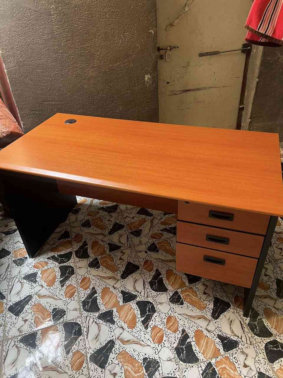 ميز مكتب للبيع سعر 50 والافران الصغير 25 والكبير 50  الاتصال***********
