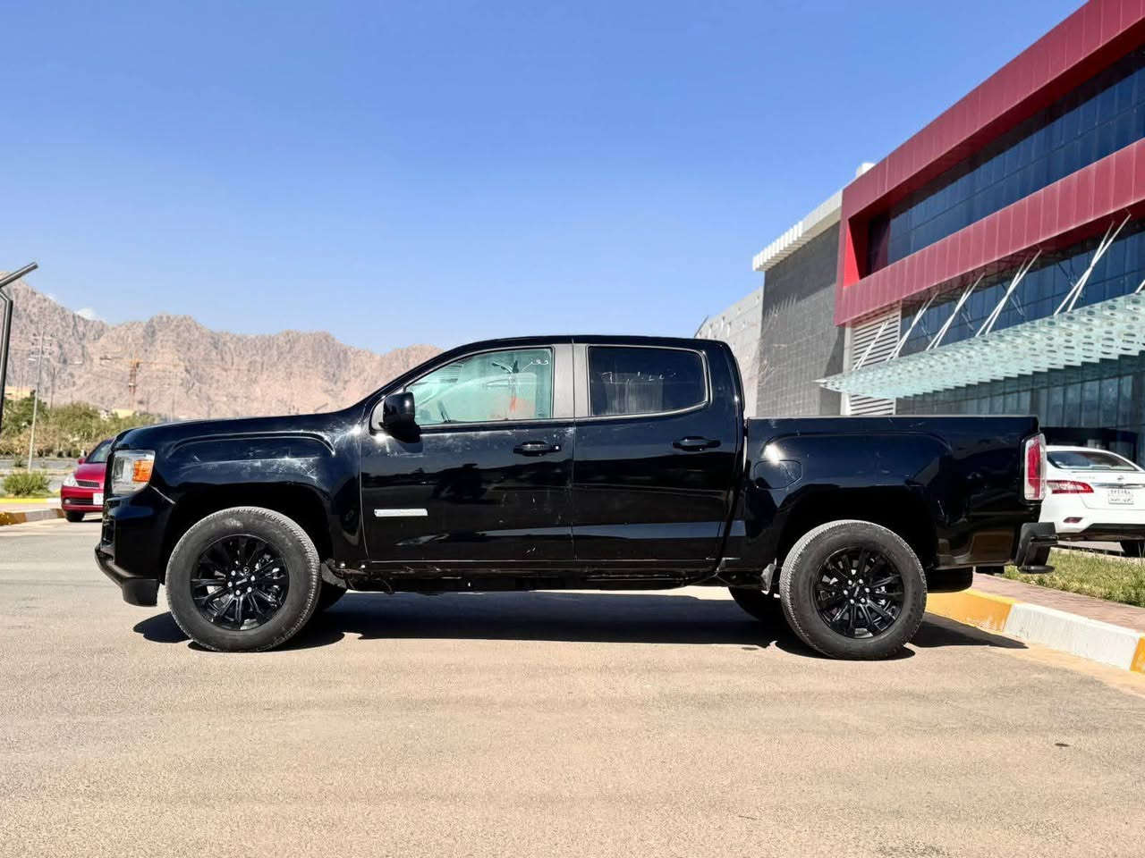 2022 GMC Canyon, V6
مكينة ٦ سلندر مرغوب
باب كبير وبودى صغير 
، بها قطعتين وشاصي فقط رصعة بدون معجون و بدون صبغ 
و سقف ب سبب كونتينر بيها كم مكان بس رصعة 
صورة حادث موجود ب منشور 

كشن كهربا ، 
كاميرا ،
جام كهربا
لايتات امامي وخلفي ليد
ماشية فقط ٢٦ الف
تحديد سرعة
ربع ما بها مصرف
تترقم شمالي وياها شهرين للترقيم 

مكانى رانيه تابع للسليمانة 
سعر :- ١٥٥$ بلاش
*********** - ***********
____________________________ 
GMC Canyon,  مۆدێل 2022
ده رگا گه وره و بودى كورت 

مەکینە 6 بستۆنی مەرغوب 

سەیارەکە دوو پارچەى بۆیاخە وشاصي قرنجي پيوه يه 

سه قفه كه ى به هؤى كونتينه ره وه كه ميك قه پ و قؤپى هه يه
تەنها ٢٦ هه زار ڕۆشتوە
کوشن کارەبا ، کامێرە ، جام سەحب ، ئاوێنە ئۆتۆ ، تەحدید سورعە، ئۆتۆماتیک
سەیارەکە یەک دینار مەسرەفی تیانیە هەمووگیانی بەشەرت
گێڕو مەکینەو تەبریدو بەناوکردن و غرامە هەمووی بەشەرت
دوو مانگی لەگەڵە بۆ رەقەم کردن
شوێن : رانیە
سعری ١٥٥$ وەرەقە

ژمارەی خاوەنی : *********** 
یان ***********
