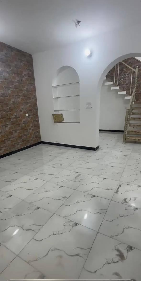 السلام عليكم بيت 94 متر حديث للبيع واجهه 8 امتار ونص نزال 11 عرض الشارع 6 امتار البيت 3 طوابق يحتوي 4 غرف نوم وصاله وحمام بكل طابق العنوان شارع عدي ابو نايله 
البيت رايدي بسعر مغري جدا للاستفسار ***********
