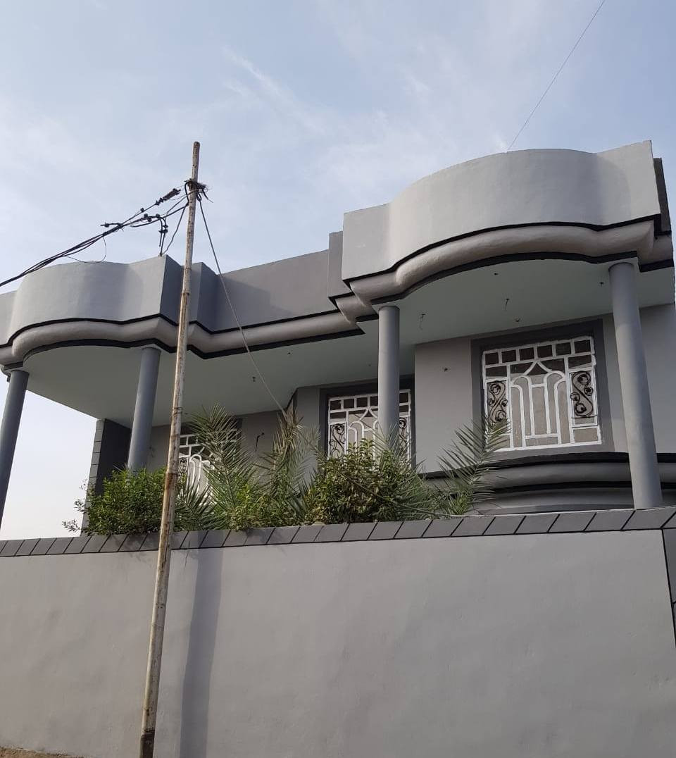 دار للبيع في منطقة الرشيدة  تبعد عن الحولي ٣٠٠ متر خلف اسواق زاد الخير تتكون من خمس غرف نوم ملحقاتها  طابقين دبل فاليوم المساحة ٣٠٠ متر الاتصال على الرقم ***********
