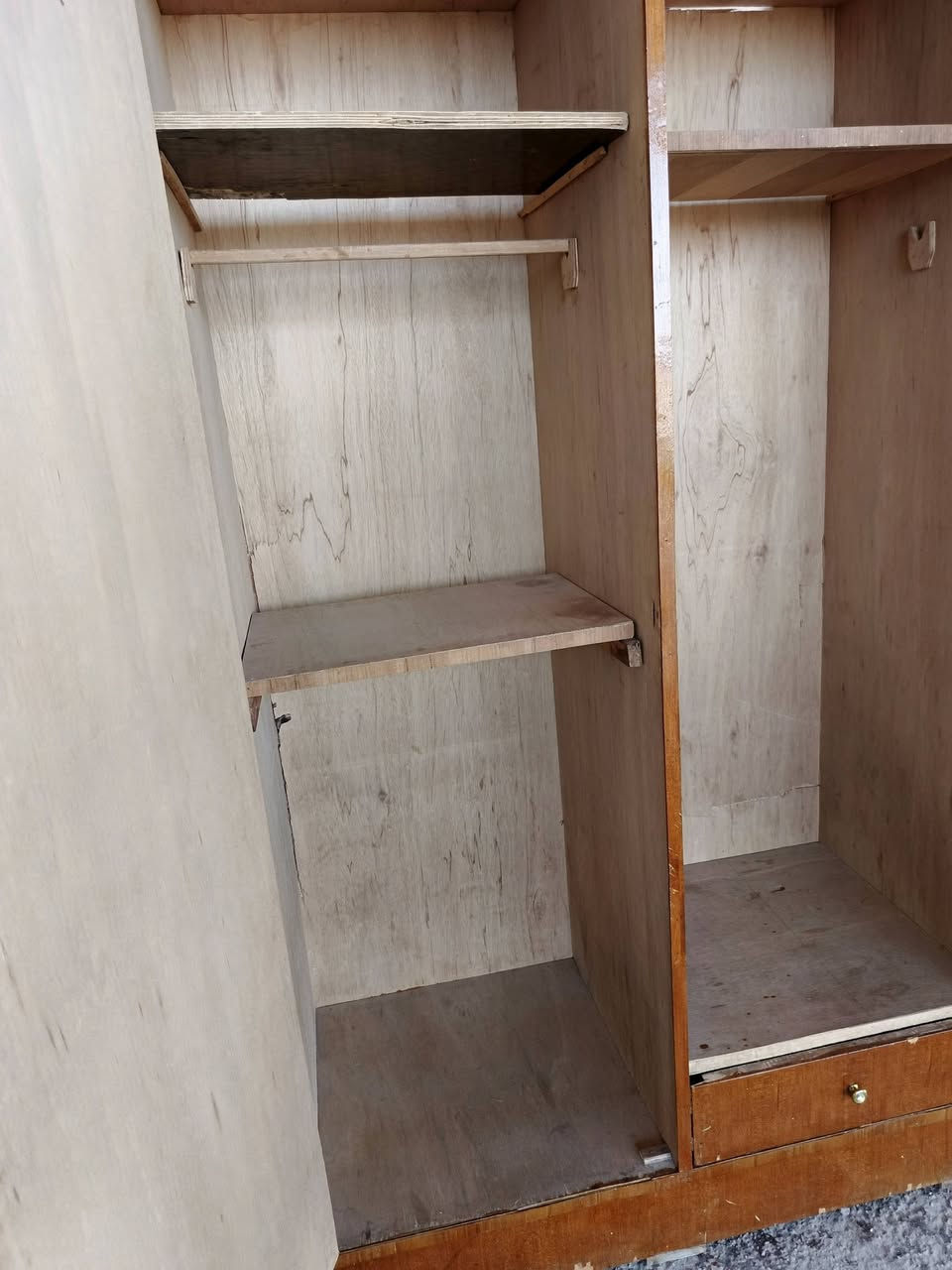 كناتير واحد جديد واحد مستعمل حطاطه +بوفيه متر ونص حطاط صاج شراي يتصل ***********
