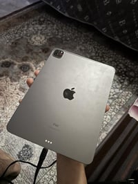 ايباد برو الجيل الثالث M1  الجهاز بي خطوط بلشاشة جداً صغار ما ماثرة ع ...