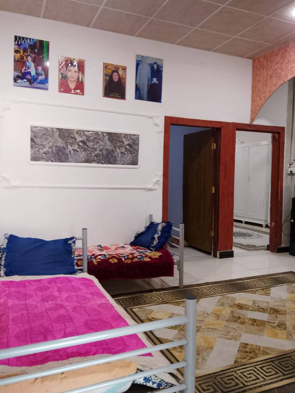 يت للبيع المساحة 150 يحتوي ع غرف عدد (2) +صاله +ديون +حمامات (2) المطبخ من ضمن الصاله حالين رباط ارضي مضبوط سقف ستدويج بناء بلوك السعر (50)قابل للتفاوض للتواصل (***********) منطقه خدمات كامله كهرباء تبليط ماء العنوان التنومه الصالحيه قرب سيد جابر
