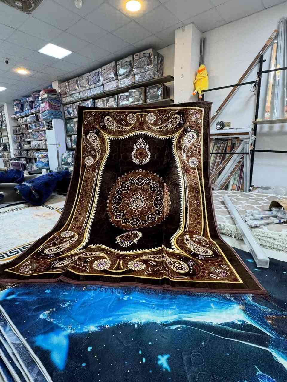 توفرت لدينا مفارش حرير😍😍😍 حفر مساعد زوليه  بألوان ونقشات مختلفه💞💞💞 قياس 2*3قياس حقيقي ثقيل والسعر فقط 16000 توصيل داخل راوه 1000محافظات 5000 للطلب والاستفسار مراسله الصفحه واتساب *********** عنوان المحل راوه حي السلام مقابل جامع رياض
