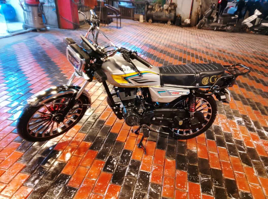 السلام عليكم 
دراجه ايراني موديل 2025 / 5 كير 
ماشيه فقط 3 الف 🔴

 الدراجه مكفوله كفاله عامه اي نقص مابيها كلشي شغال نكره سلف و كهربائيات شغاله كلهن 

 بي سويج عدد 2 و بصمه عدد 2 مابيها أوراق اصوليه فقط أوراق المكاتبة مال المعرض 🔴

وياها صندوك مال توصيل و ستاند تلفون 🔴

فقط بيها ضربه بسيطه على الجهة اليسار مثل ما موضح بالصور ابد ما مأثر على شي 🔴

سعرها 850 الف و بي مجال للشراي  🔴

مكاني بغداد الاعظمية شراي تفضل خاص و ما يكون بخاطرك الا طيب ، او اتصل ... *********** وبي واتس 🔴 بغداد, العراق
