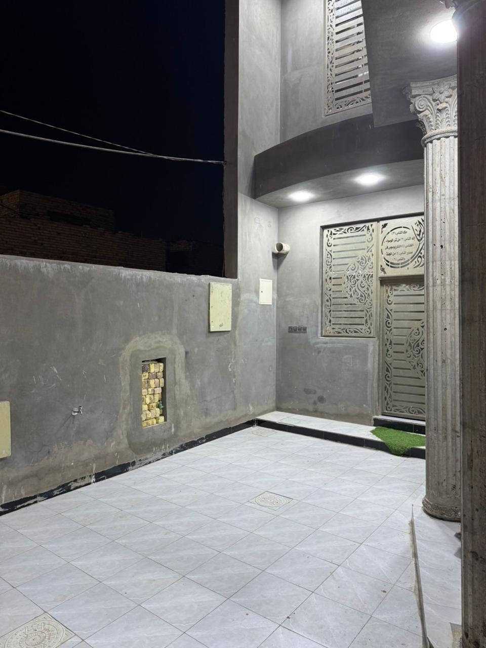 دار طابقين كونكريت مسلح للبيـــــــع 
بناء حديث سنه 2025
طابو زراعي سند 25 
طريق السنيه السياحي مجمع توحيد العفلوكي  خدمات كامله ماء كهرباء تبليط 
المساحه / 200 متر 
الواجهه/ 10 متر 
الطابــــق الأرضـــي 
غرفه نوم/ صاله/ استقبال/ مطبخ/ 3 مجاميع صحيه/ كراج / حديقه 

الطابق الأول 
غرفتين نظام ماستر / صاله / مجموعه صحيه 
****************************
للأستفســار مراجعـــــة مكتـــب النخبه للعقار والمقاولات العامه الكائــن حي العروبه شارع المتحف مقابل ايسي كريم الإيطالي او الاتصال على الأرقام التاليه 
***********
***********
