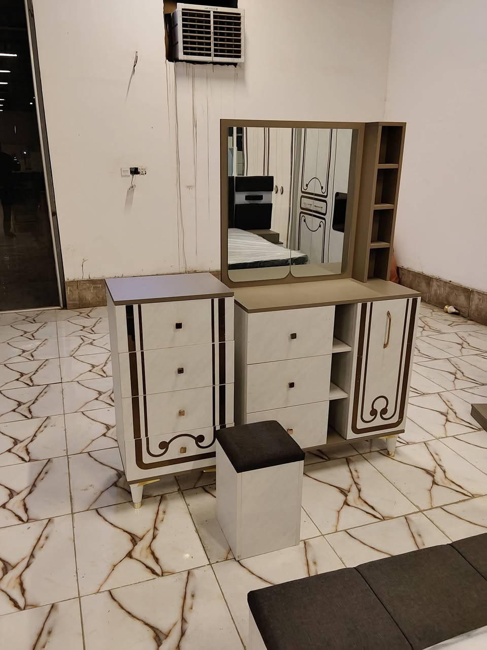 10 قطع كنتور ملحق اناره براكيت بالسرير شازلون مخزن سرير مخزن متوفره الان في معرض الشركه الكائن طريق رفاعي نصر مجاور جامعة اوما الاهليه للاستفسار اكثر يرجى الاتصال على الارقام التاليه 
***********
*********** واتس فايبر تلگرام 
البيع بطريقة النقد والاقساط 
الشد والنقل داخل محافظة ذي قار مجانا
