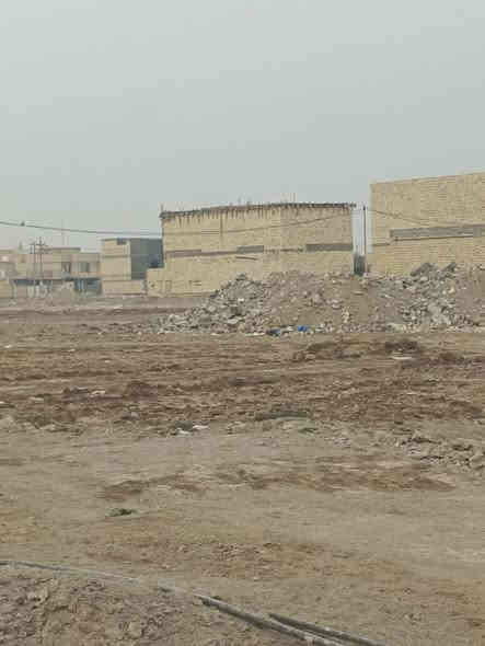 قطعه للبيع 100 متر اماميه ركن وجه واحد على شارع 20 شارع رئيسي قرب شارع 35 الرئيسي قطعه تبعد عن التبليط 200 متر قرب المدارس الصينيه الابتدائيه والمتوسطه كافه الخدمات موجوده وسكن موجود العنوان الكامل تضحيه نهايه الشارع العياده حي الكرامه السعر 42 قفل رقم الهاتف ***********
