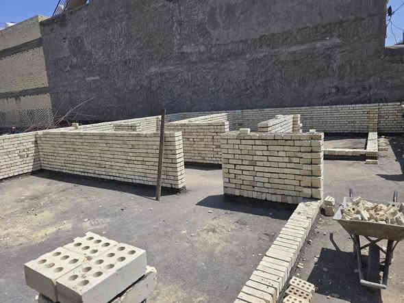 (((  ابو بنين المقاولات )))
عرض البناء الاقوى في بغداد 
  بناء.   نقد وبالقسط  كافت المناطق بغداد شتغل بكل زراعي كافت لمواقات عليه
***********انتصال 
عرض البناء يبده  300  الف الحد ٤٠٠الف للمتر المربع الواحد فقط ذرعة سقوف .. 
وفق المواصفات الانشائية التالية :-
1-تهيئة الارض  الارض و فرش طبقة من السبيس الخالي من الشوتئب و الجلمود عند الحاجة و حدل الارض بحادلة 20 طن للوصول الى المستوى المطلوب.
2-رش الارض بالمبيد الحشري الجرثومي عالي الفعالية مع فرش طبقة من النايلون الزراعي.
3-تأسيس شبكة مجاري 4انج الامل الشريف مصري مسلح ثلاث طبقات.
4-قالب الخشب و تسليح نشر حصيرةواحدة حديد بنشر 30سم مع اضافة جسور بابعاد اتاري 25سم ناجح بالفحص و باقطار حديد نصف انج مع شيش قياس 5 نوع عراقي f.f .
5-صب الاساس باسمنت مقاوم خلطة c30 بارتفاع 40سم للرفت.
6-صب البتلو مع اضافة مواد عازلة للرطوبة.
7-البناء يكون بالطابوق الابيض الجمهوري.
8-صب الاسقف نشر 30سم مع جسور بارتفاع 30سم و مواصفات الطابق الثاني و البيتونة نفس القياسات المذكورة.
9-تأسيس شبكة الماء مسلح درجة اولى تركي.
10-تأسيس الكهرباء نوع سيمنز العقبة الاردني.
11-تطبيك الارضية بكاشي موزاءيك وبورسلين تطبيك الحمامات و المطابخ بالسيراميك الايراني الدرجةالاولى
13-عمل الجص و البورك بمساطر بقياسات 90 سم و البورك نوع غزال او مالج.
14-الواجهة مرمر و بورسلين بنسبة 50% من كامل الواجهة بدون اي اضافة بالاسعار.
15-ديكورات جبسوم بورد للصالة فقط.
16-الانارة نوع سعودي او اماراتي بضمان 5 سنوات و الميزانية نوع (اي بي بي ) سويسري ضمان 25 سنة.
17-الفتنكات الصحية و الاثاث للصحيات نوع تركي درجة اولى.
18-لبخ المناور و الجدران الداخلية و الستارة للسطح مع النثر.
19-بايات الدرج كرانيت درجة ثانية او بورسلين حسب اختيار الزبون
21-محجر الدرج المنيوم تركي .
22-الابواب الداخلية تركية بقياس 210سم .
23-الشبابيك حديد او المنيوم مع زجاج بقياس 6ملم و ابواب المداخل حديد.
24-باب الاستقبال قاصة تركي المنشأ مع كيلونات ايطالية بضمان 20سنة من شركة E-Form.
25-السطح شتايكر مع فلين بسمك 3سم مع زميج مع عازل رطوبة.
26-تجهيز سخان سعة 120لتر مع تجهيز تانكي ماء سعة 1000لتر مع بوستر مع مضخة ماء درجة اولى.
27-باب السياج الخارجي حديد درجة اولى.
28-شبكة معالجة ارضة مع شبكة خطوط كامرات مع انترنيت .   المواصفات المذكورة تثبت و ترفق بالعقد .لمتر هيكل يبده من ١٨٥ الحد ٢٢٠
