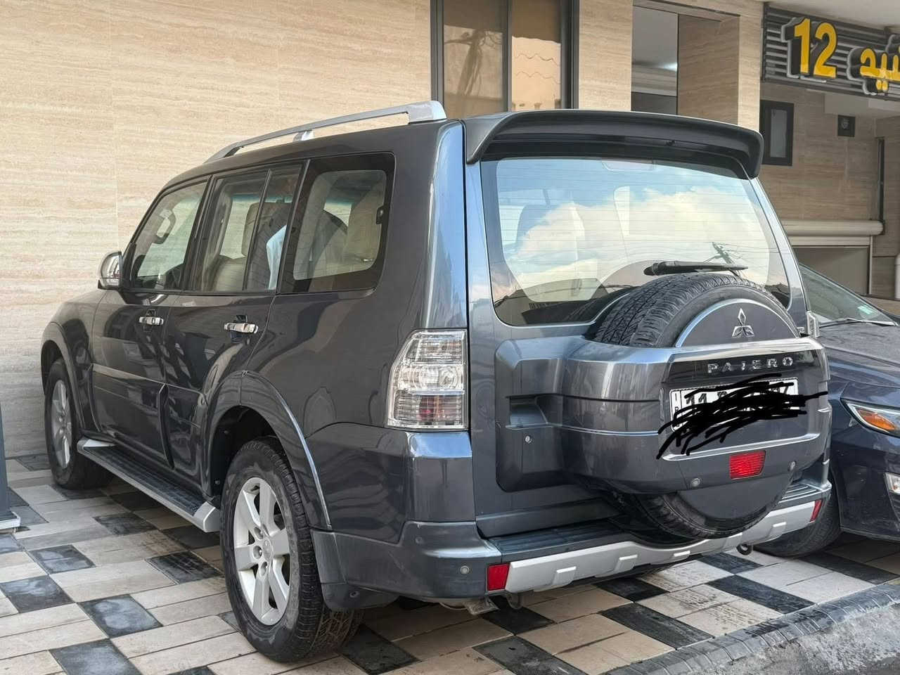 باجيرو  ٢٠٠٨  محرك ٣٨٠٠  GLS اعلى فئة بالباجيرو. اللون رمادي رقم دولي انكليزي بغداد ماشية ٩١ الف كيلو متر حقيقي 
فول مواصفات مقاعد جلد كهرباء 
داخل بيجي 
فور ويل سلايد روف 
مري شفط 
اشاير بلمري 
حساسات خلفية   تبريد جيد جدا  
7راكب 
تبريد 3قطع 
 السياره مكفولة من الصبغ فقط الدعامية الامامية 
وجزء من الدعامية الخلفية 
السعر 135 ورقة 
للاتصال
***********
