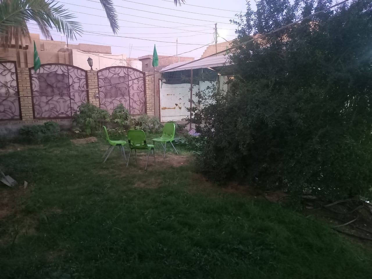 السلام عليكم دار للبيع طابو صرف المساحه ٣٠٠  متر الواجهه ١٠ متر النزال ٣٠ م  الموقع طويريج ام الهوى مقابل مركز شرطة يبعد ٣٠ متر ع الشارع العام ع طريق الزوار حله كربلاء يتكون البيت من غرفتين نوم وصاله واستقبال مطبخ حار وبارد صحيات داخليه وخارجيه كراج وحديقه مساحتها ٧٠ متر منور خلف البيت بناء طابوق وصب كونكريت متوفر كافه الخدمات مدارس ومركز صحي  للاستفسار الاتصال ع الرقم ***********
