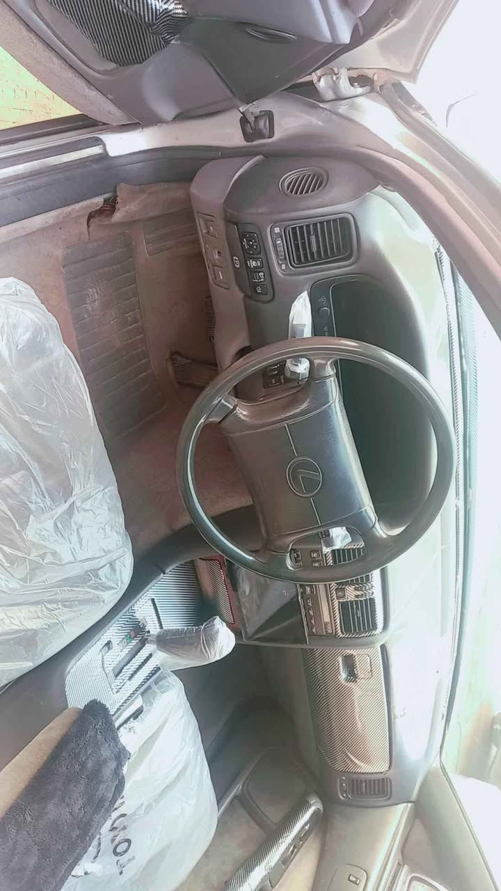 السلام عليكم 
لكزس للبيع موديل ٩١ 
يسرة بلاد مكينة ٨ سلندر مكفول ومرفق صورة المشي بالويز  والكير والتبريد والشاصي والحدادية وشاشة وكراسي ومري كهرباء مصبوغة عام للجمالية بيها طخة بالباب مال السايق بصفحة الكيلون وطخة زغيرة يم قبغ البانزين 
والباقي كلة مكفول السعر ٧٠ وبيها مجال بسيط 
عنواني بغداد الشعب ***********
