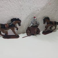 ٦ أحصنة • عربة وفارس • متضررة