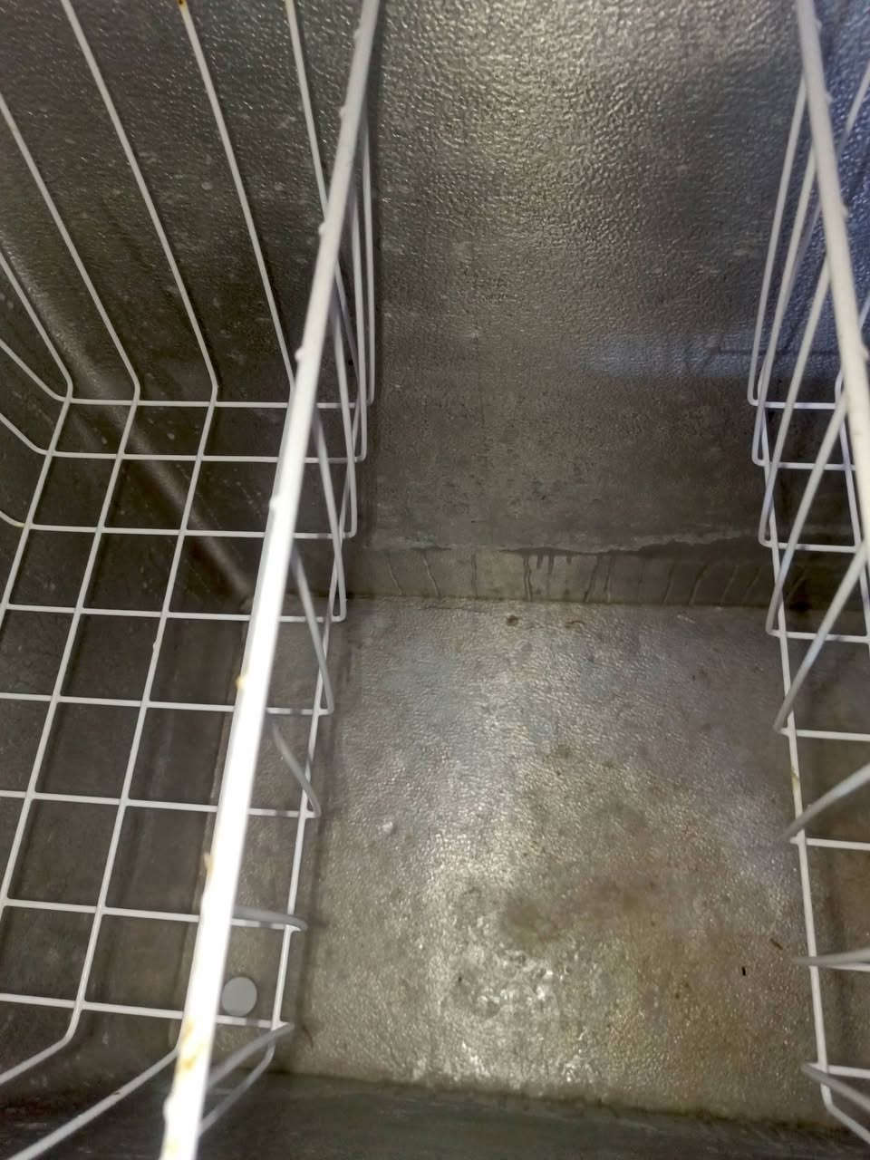 مجمدة كبيرة الحجم للبيع نظافة فوووووول 
شرط التبريد مستخدمة 6 اشهر فقط 
السعر 350 وبيها مجال  
للاستفسار الاتصال ‏‪***********‬‏
