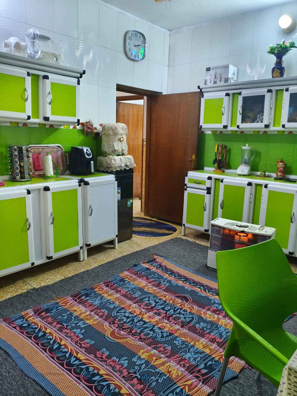 دار للبيع مساحه 200م طابقين الطابق الاول غرفه وصاله ومطبخ وهول وصحيات داخليه وخارجيه والسقف صب كونكريت والطابق الثاني غرفتين وصاله ومطبخ وصحيات وطارمه والسقف سندويج فقط طابق الثاني  ودرج خارج يعني مشتمل وخدمات مجاري وماء وكهرباء ومشمول بلتبليط سند25 باسم صاحب البيت الاستفسار على الرقم *********** العنوان حله شارع 80 طريق كربلاء قرب القبه الذهبيه يبعد عن الشارع 100م
