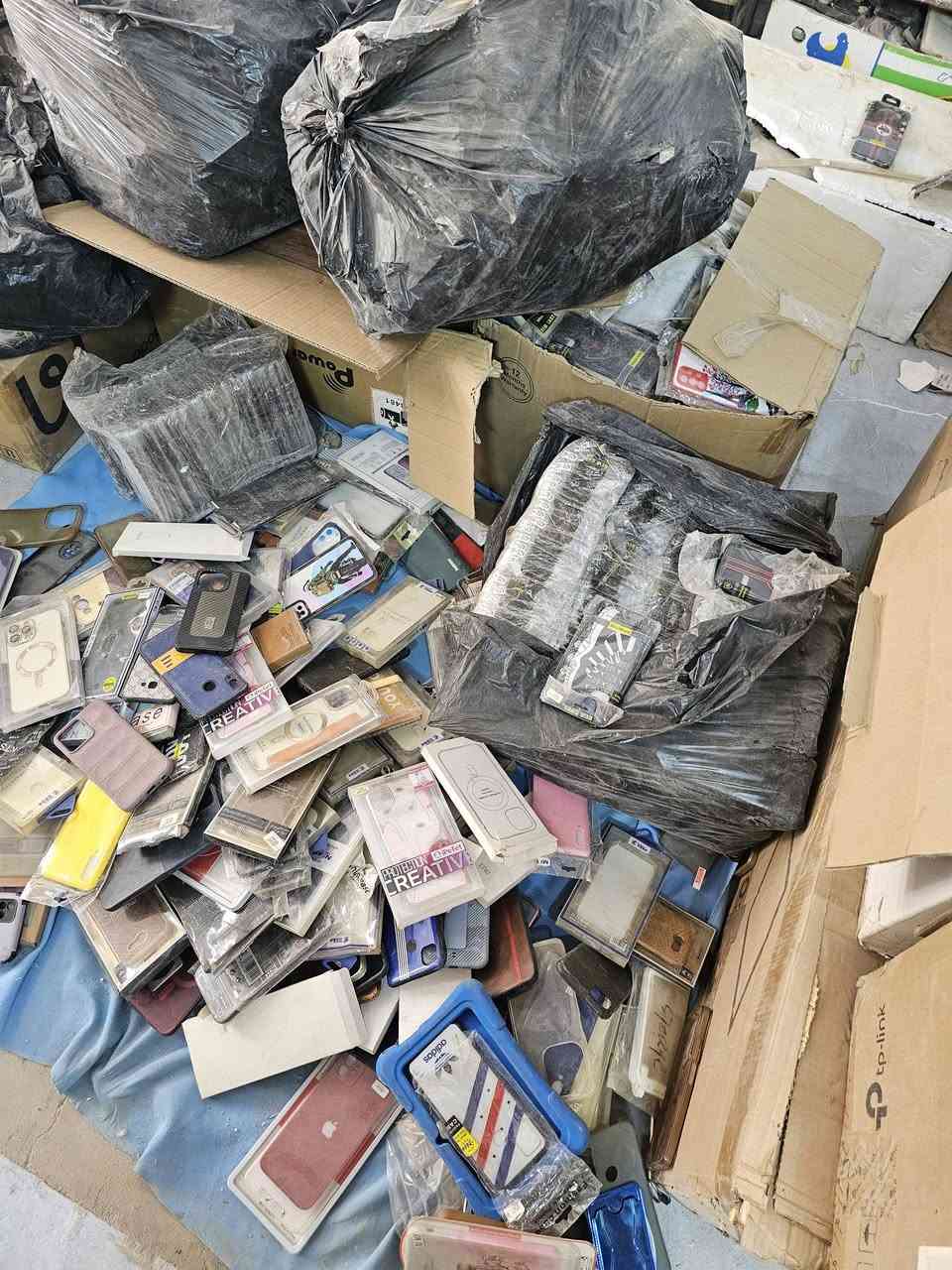سلام عليكم
متوفر كمية لواصق وكفرات كمية كبيرة جدا حديث وقديم تقريبا ١٠ الاف قطعة 
البيع دفعة واحدة وشلعة بسعر مناسب جدا جدا 
لمعرفة السعر ( مكاني النجف الاشرف ) 
 التواصل على الرقم ***********
واتساب متوفر ايضا
