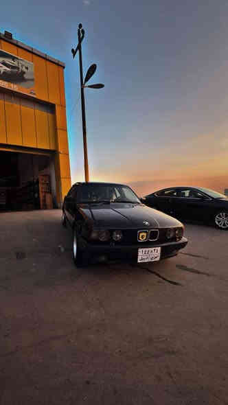 بی ئێم ٥٢٥

مۆدێل ١٩٩٢.
گێر عادی
جار جام کارەبای 
فۆرمیکە و کوشین فیئاپی عادی 
مەکینەی ٥٢٥ی دیجیتەلە 
سەیارەکە بێ لێدرانە بەس جاملخی پشتەوەی جار پەنجە ساردەکوتە
کارەبایاتی کامل مەزبوتە بە شەرت
جار تایەو ویلی نوێی سفری لەبنە 
سەیارەکە ١٨$ وەرەقە غەرەمەی لەسەرە لە دوای معمەلە دەجێریەوە
شوێن هەولێر 
*********** أربيل
