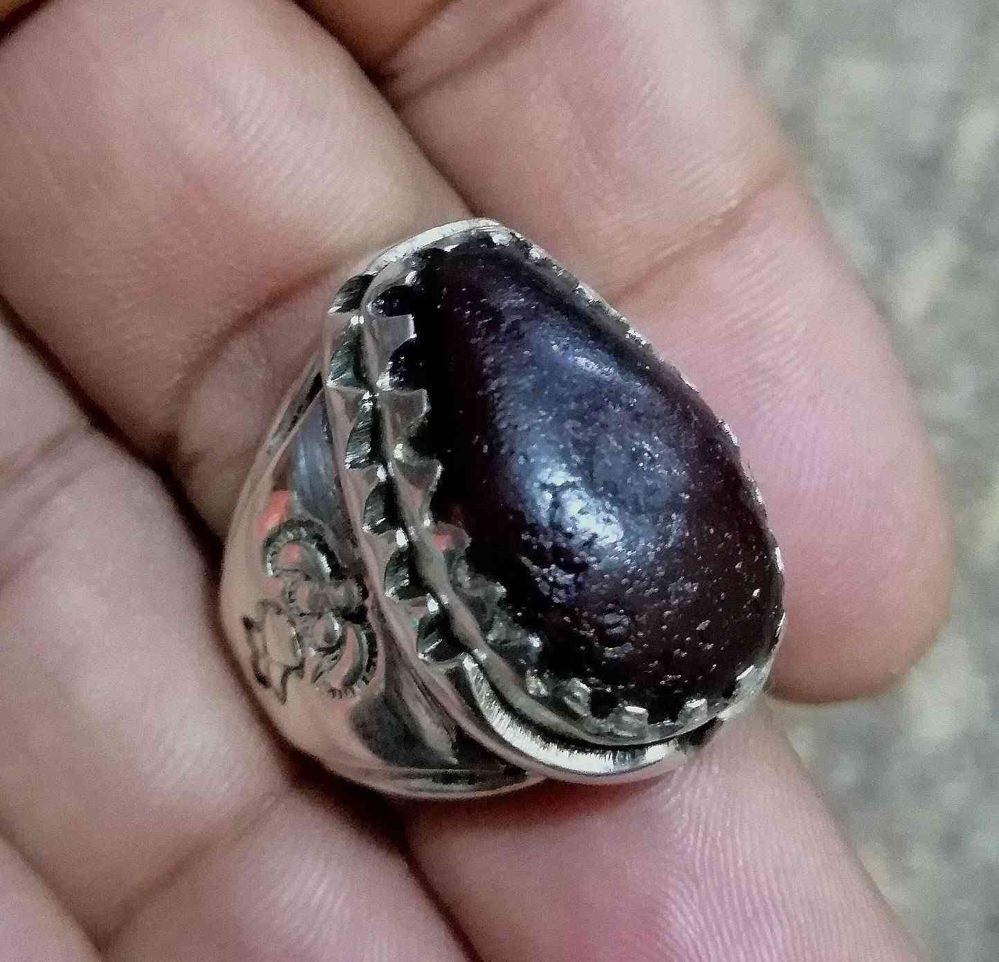دومآ نريد أن تنال اعجابكم فيما ننشر من احجار نادره ومميزة التي يعشقها من ينظر إليها نقدم لكم جوهره الدلو اليماني القديم المميز بلونه ((الزبيبي)) يمتاز بصياغه في غايه الروعه للبيع على الخاص اوالاتصال على الرقم التالي ***********

